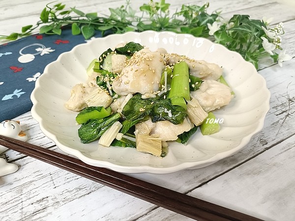 ご飯が進む♪小松菜とエノキ茸と鶏むね肉の柚子胡椒炒め