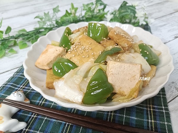 節約料理♪厚揚げときゃべつとピーマンのソース炒め