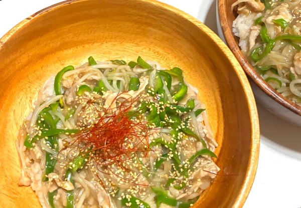 とろみで旨い！豚もやしピーマンのオイスター丼
