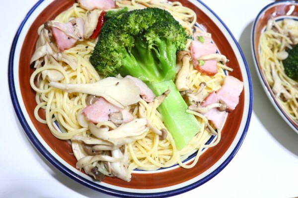 ブロッコリー丸ごと！ベーコンときのこのガーリックパスタ