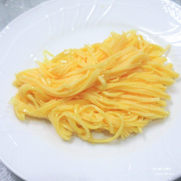 綺麗に焼けて破れにくい。ズルして、ひっくり返さない。シンプルな味付けの『錦糸卵/薄焼き卵』