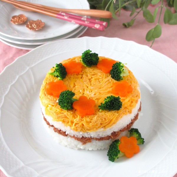 可愛く・簡単・経済的に作る♪おひな様、お祝いにピッタリ『ケーキ寿司』