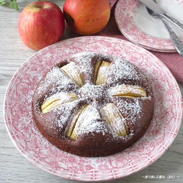 しっとりふんわり。ジューシーなリンゴ♪混ぜて焼くだけ『りんごココアケーキ』
