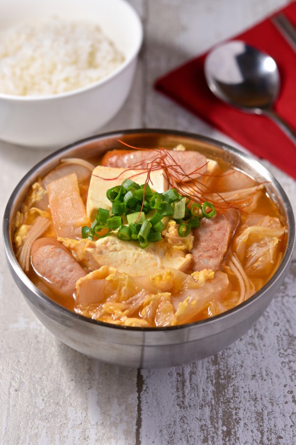 【韓国風白菜スープ】白菜大量消費！ウインナーと豆腐でボリューム満点、ピリ辛コク旨レシピ - すずめの食卓３６５日