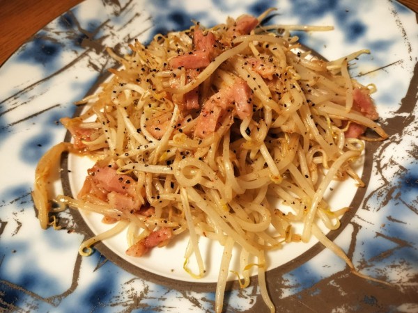 『もやしとベーコンのペペロンチーノ　麺代わりにもやし(笑)』