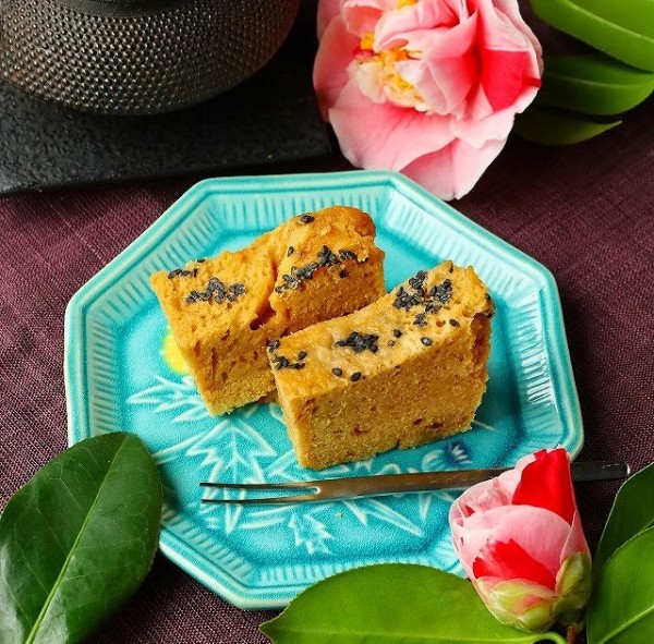 レンジで簡単♪ 黒糖と黒ごまの蒸しカステラ (乳和食レシピ)