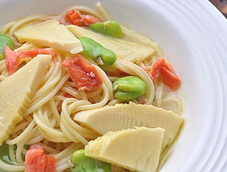 タケノコとそら豆と紅鮭の春いろパスタ～♪