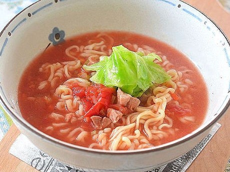 春キャベツをのせて 袋めんでチリトマトヌードル♪