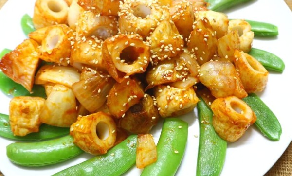 10分で完成!新じゃが新玉ねぎのピリ辛ちくわ炒め