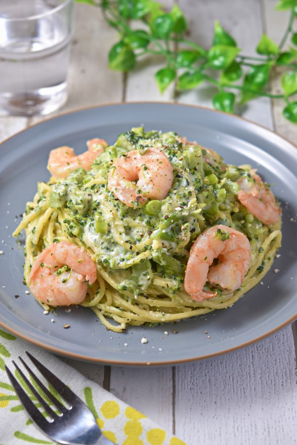 【15分で完成】えびとブロッコリーの濃厚チーズクリームパスタ｜フライパン1つでお店の味⁉ - すずめの食卓３６５日