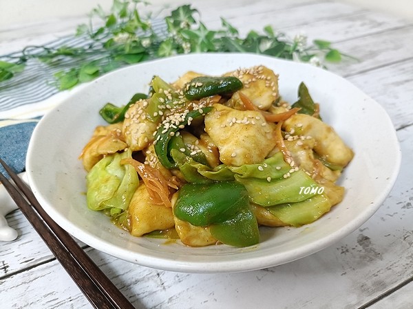 ご飯が進む♪キャベツと鶏むね肉のカレーケチャップ炒め
