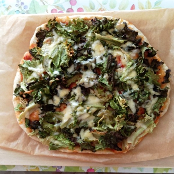 焼いてもシャキシャキ！　たっぷりサニーレタスのピザ