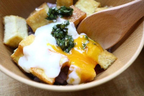 肉なしでも満足！厚揚げ丼の温玉トッピング