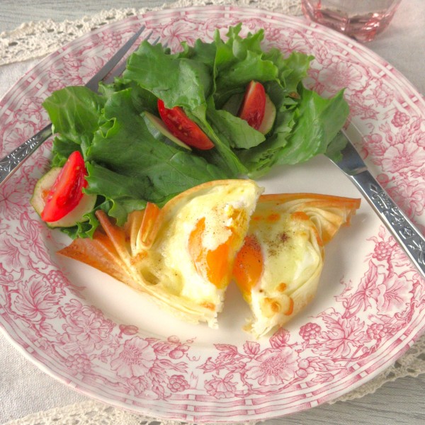 安上がりで簡単ヘルシー。春巻きの皮でオシャレにカリ♪サクッ♪『半熟卵とチーズの春巻きパイ』