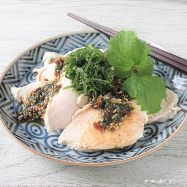 サラダチキンを切って極旨ソースをかけるだけ♪大葉・梅干し・ゴマ『大葉たっぷりチキンサラダ』