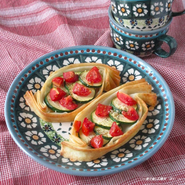 野菜で彩り良く。経済的なお手軽パイ。カリ♪サクッ♪ジューシー♪『ズッキーニトマト春巻きパイ』
