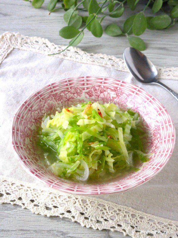 ヘルシーで春の優しい旨味。材料入れて5分煮るだけ♪春キャベツと新玉ねぎの塩麹スープ桜えび風味。