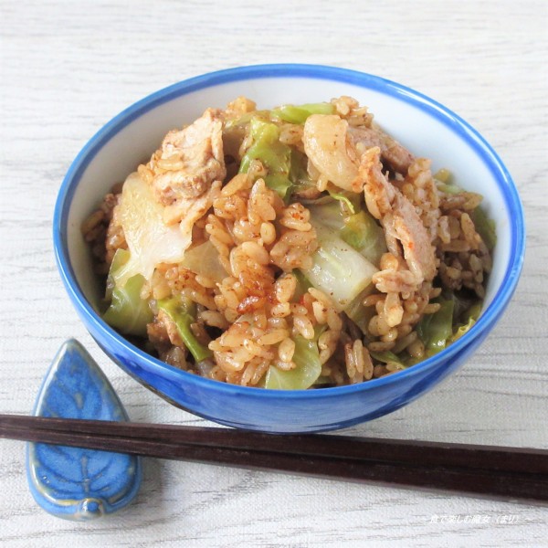 炊飯器で炊くだけ。キャベツの甘みたっぷり『キャベツたっぷり回鍋肉風炊き込みご飯』