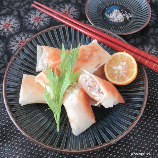 残り物を集めて作った、絶品な点心風おつまみ♪サクッふわ食感『鶏ひき肉とはんぺんの春巻き』