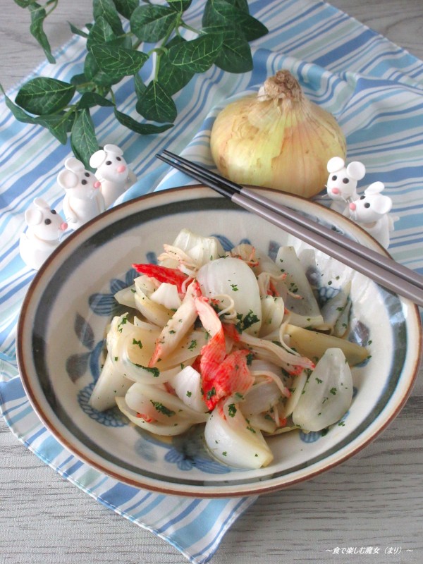 電子レンジで甘み際立つ。作り置きにも重宝♪新玉ねぎとカニカマのマリネサラダ。