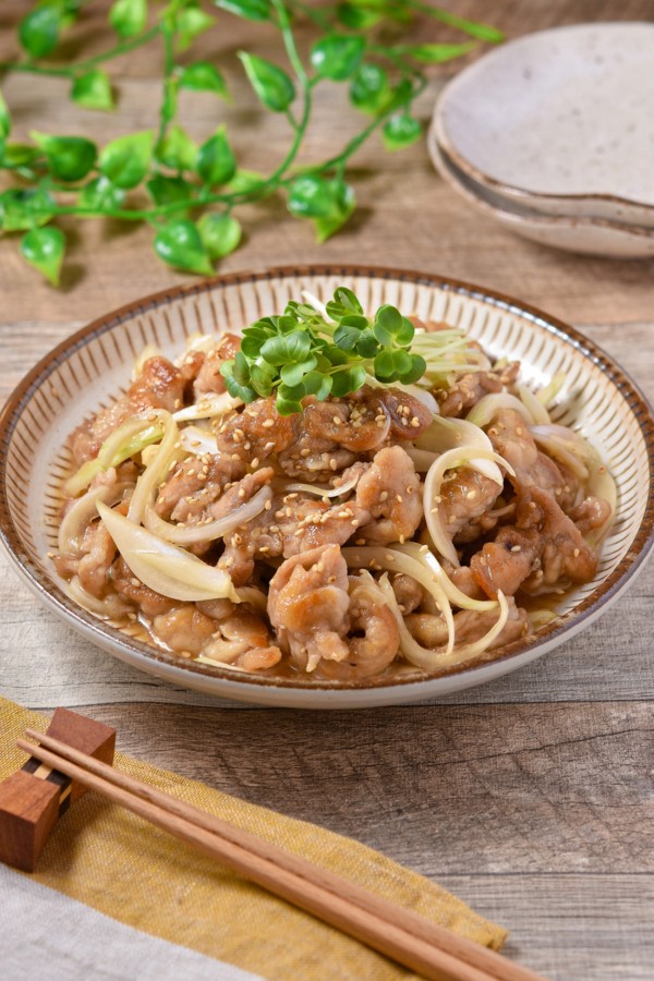 新玉ねぎと豚こまのめんつゆ甘酢和えレシピ｜10分で完成！とろ旨・時短おかず - すずめの食卓３６５日