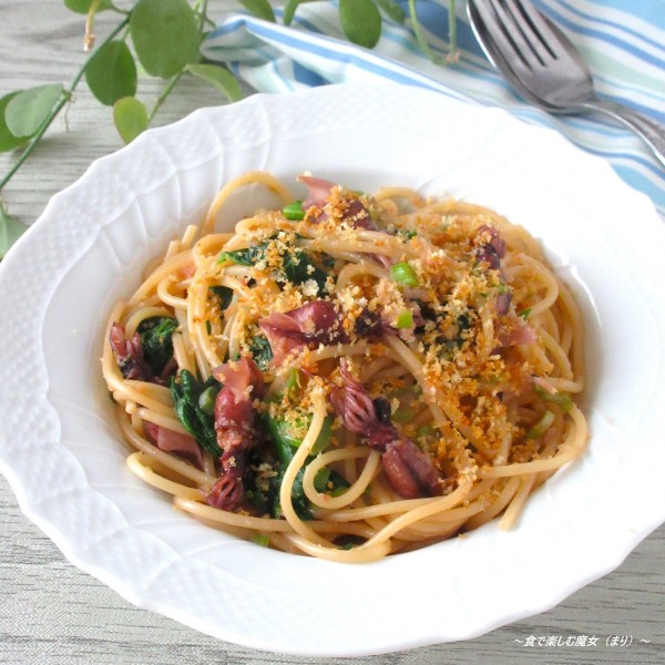 チーズの代わりに「パン粉」でコクと食感♪ひと手間で美味しさUP『ホタルイカと菜の花のスパゲティ』