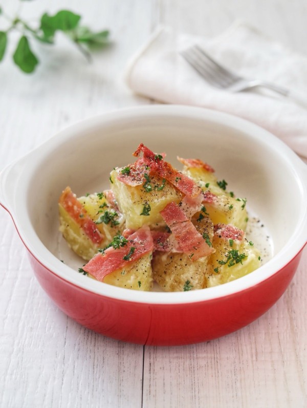 『新じゃがいもレシピ｜レンジで簡単！新じゃがのカリカリベーコンマヨ  やみつき副菜』