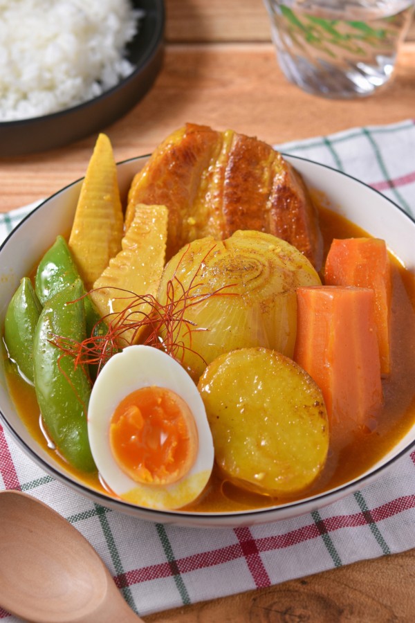 新玉ねぎが甘い！春野菜の黄金スープカレーの作り方｜35分で本格派の味わい - すずめの食卓３６５日