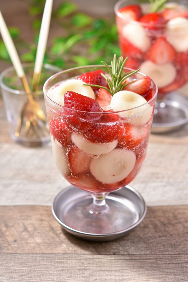 【15分レシピ】いちごと白玉のソーダポンチ｜豆腐で冷めてももちもち！簡単おうちカフェスイーツ - すずめの食卓３６５日