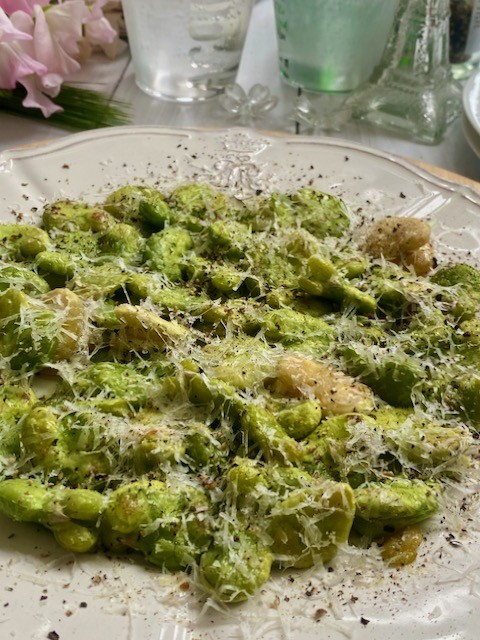 ワインにあう〜チーズまみれのそら豆!にんにくソテー
