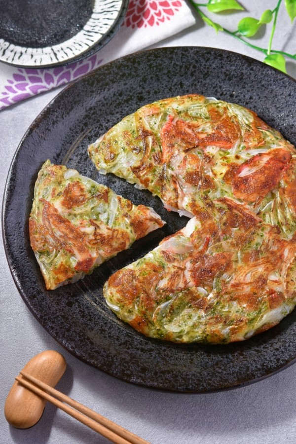 旬を味わう！新玉ねぎの青のりガレットのレシピ｜外はカリッと中はもっちり甘〜い時短おつまみ - すずめの食卓３６５日