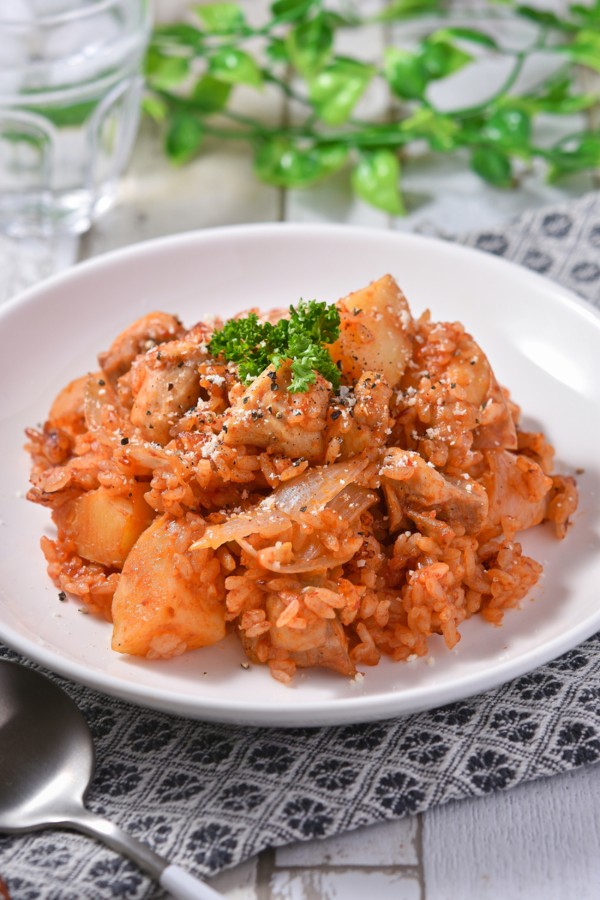 炊飯器でスイッチポン！「春のチキンライス」レシピ｜新玉ねぎと新じゃがの甘みが広がる濃厚トマト味 - すずめの食卓３６５日