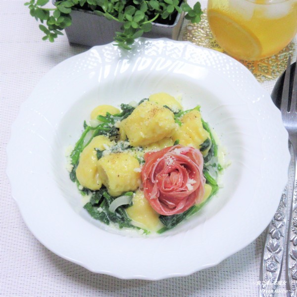 おうちイタリアン。『手作りニョッキ・ほうれん草チーズソース生ハム添え』