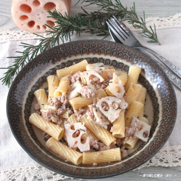お家で手軽。時短で本格パスタ♪モチモチ・シャキシャキ・ハーブ香る『れんこんと豚肉のリガトーニ』