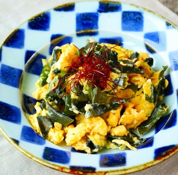 材料3つ ♪ たまごとわかめのお手軽炒め物 (レシピ)