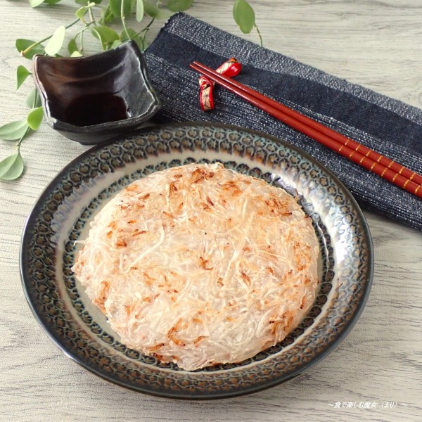 材料2つで病みつき食感♪たっぷり大根が食べられる『もちぷる大根とあみえびのガレット/大根もち』