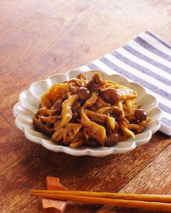 レンジで★舞茸としめじの中華風オイソー和え【レシピ2491】#お弁当おかず #お弁当 #舞茸 #しめじ #オイスターソース #中華風 #ごま油 : のんびり毎日 日々の暮らしの食卓 いただきますのレシピ 時々 編み物