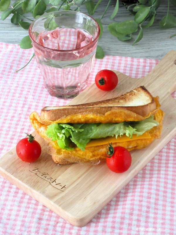フライパン1つ。簡単にタンパク質も野菜も摂れる♪ベーコン卵レタスチーズホットサンドイッチ。