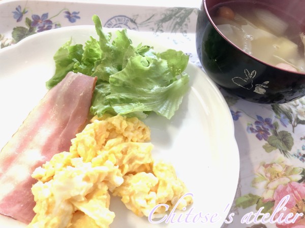 【朝ごはんレシピ】野菜スープとベーコンエッグ