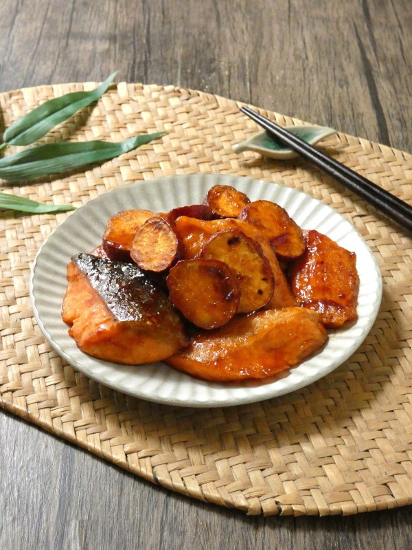 『メイン材料2つだけ！「鮭とさつま芋の甘酢炒め」』