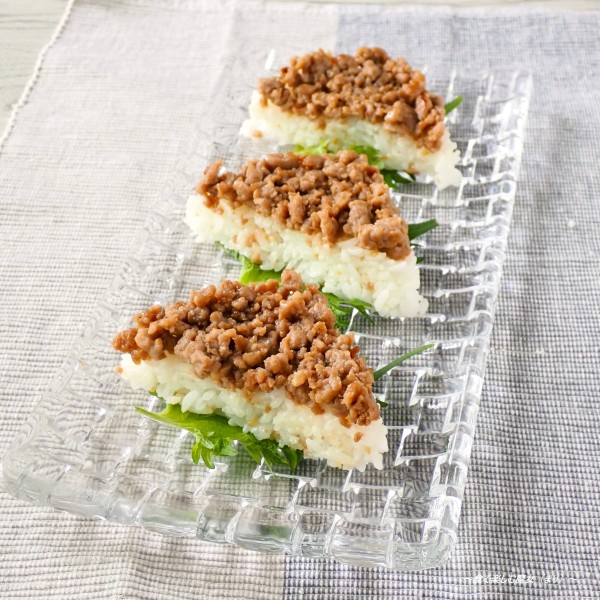 牛乳パックで簡単！豚肉そぼろ×ごまごはん♪甘いのが苦手でも大満足な『水無月おにぎり』