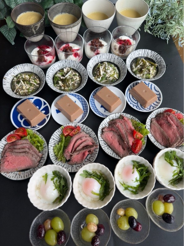 『【朝ごはん④】小皿整列！温泉卵/ローストビーフ/胡麻豆腐/クコの実とナツメのジャム乗せヨーグルト』
