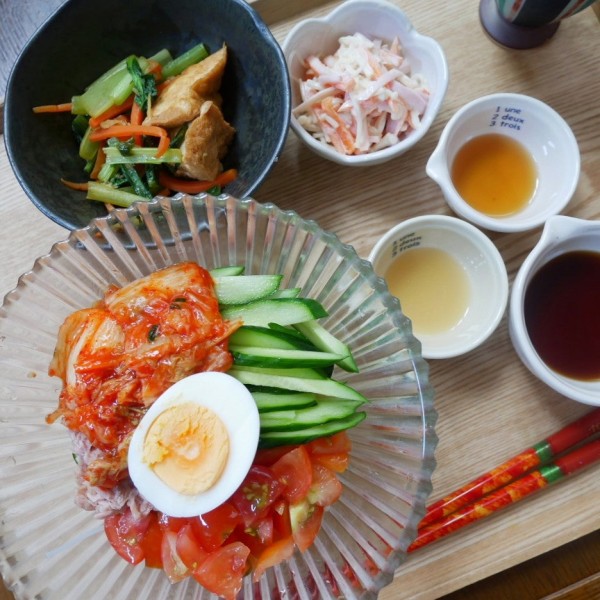 『キムチとツナのぶっかけ素麺、トマトは我が家産【夏レシピ】#今日のおうちごはん』