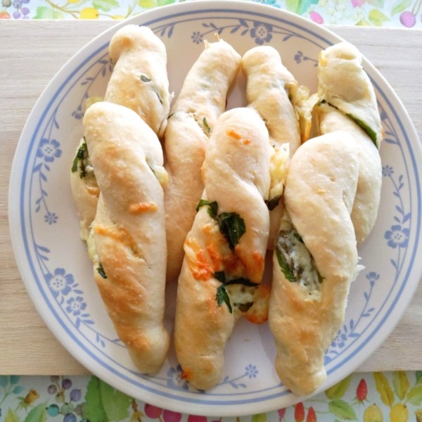 大葉とチーズのねじねじスティックパン　庭の大葉で♪