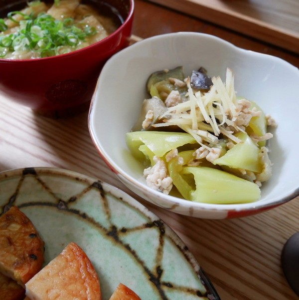 『ナスとパプリカの煮物、一部は保存容器に【夏レシピ】#今日のおうちごはん』