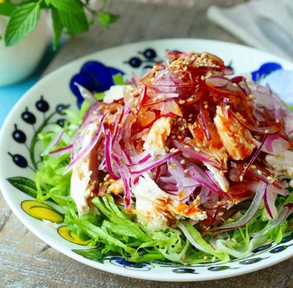 玉ねぎと鶏むねのピリ辛サラダ (レシピ)