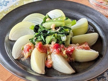 レンジで簡単！新玉ねぎのトマトみそだれがけ♪