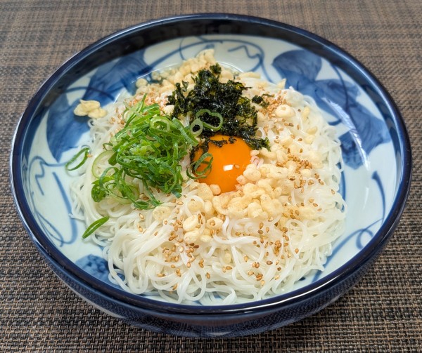 レンジで簡単！とろ甘新玉葱＆味変も楽しい濃厚釜玉素麺♪☆♪☆♪