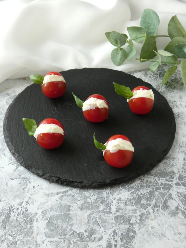 『パクパクつまめる！「ミニトマトのクリームチーズサンド」』