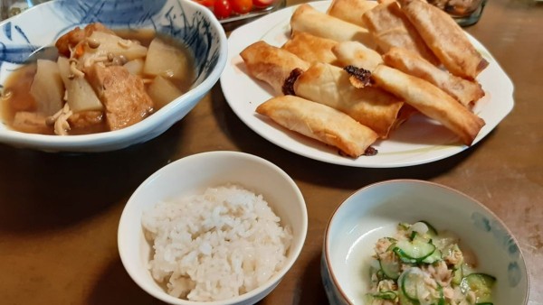 『玉ねぎスライスを春巻きと酢の物に入れて』